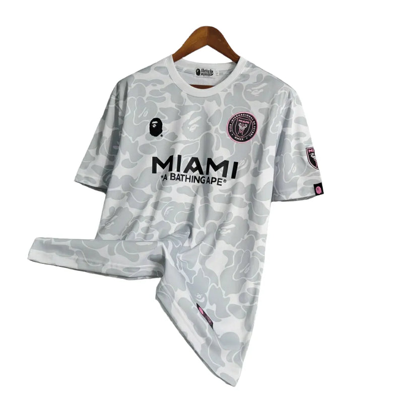 Camisa Inter Miami Edição Especial 23/24 - Torcedor Bape Masculina - Branca com detalhes em cinza