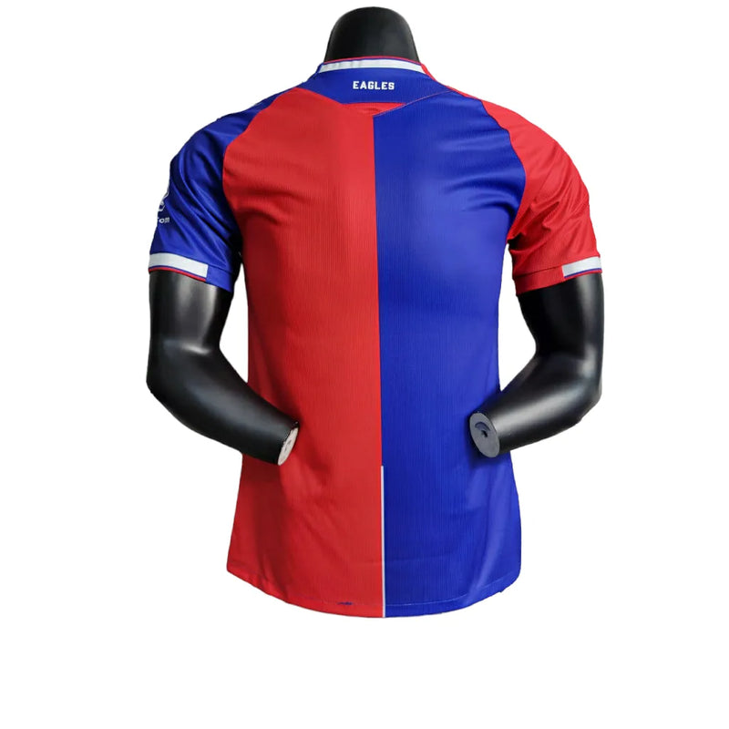 Camisa Crystal Palace I 23/24 - Jogador Macron Masculina - Vermelha e azul com detalhes em branco