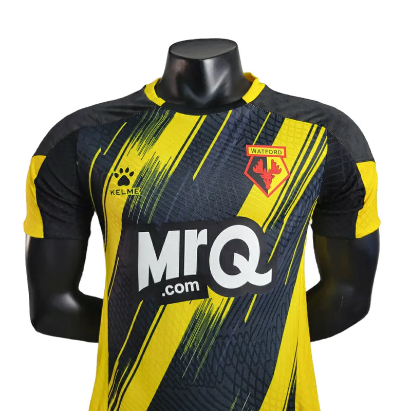 Camisa Watford I 23/24 - Jogador Kelme Masculina - Preto com detalhes em amarelo e vermelho