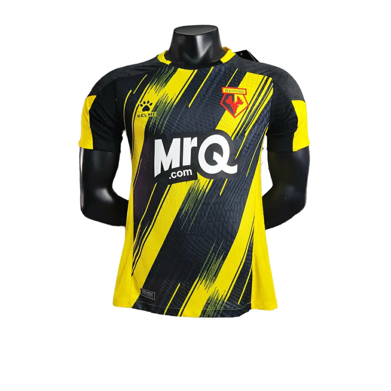 Camisa Watford I 23/24 - Jogador Kelme Masculina - Preto com detalhes em amarelo e vermelho