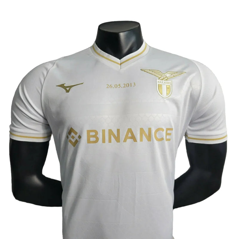 Camisa Lazio Edição Especial 23/24 - Jogador Mizuno Masculina - Branca com detalhes em dourado