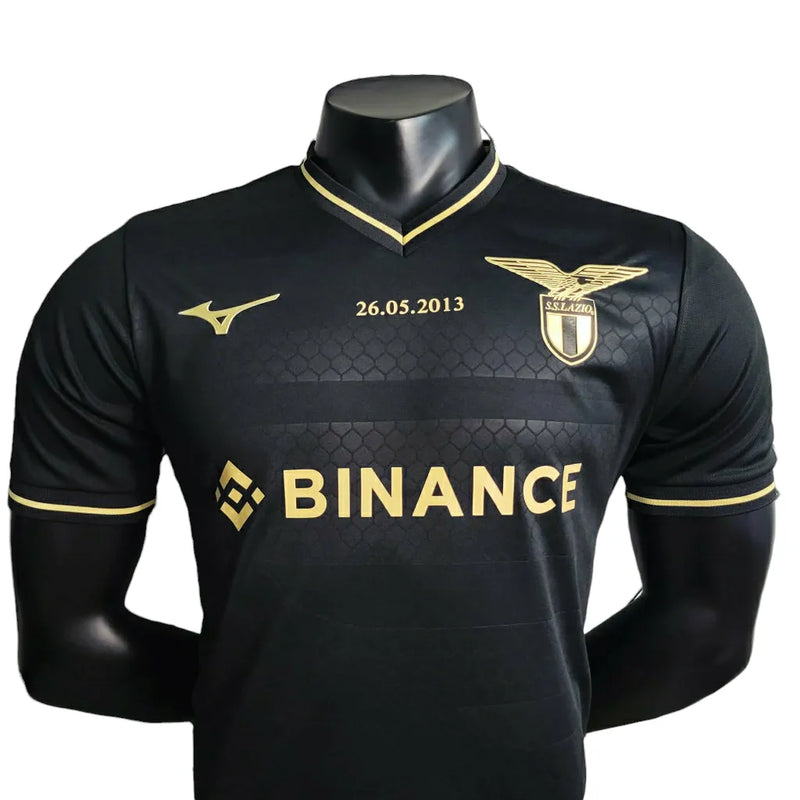 Camisa Lazio Edição Especial 23/24 - Jogador Mizuno Masculina - Preta com detalhes em dourado