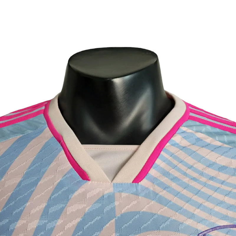 Camisa Arsenal Treino 23/24 - Jogador Adidas Masculina - Branca com detalhes em rosa e azul