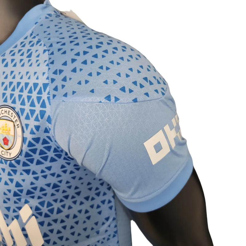 Camisa Manchester City Treino 23/24 - Jogador Puma Masculina - Azul com detalhes em branco