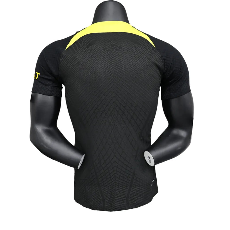 Camisa Paris Saint-Germain Treino 23/24 - Jogador Jordan Masculina - Preta com detalhes em amarelo