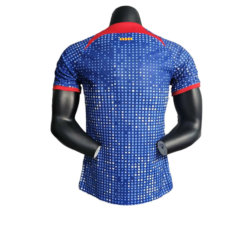 Camisa Barcelona Treino 23/24 - Jogador Nike Masculina - Azul com detalhes em vermelho