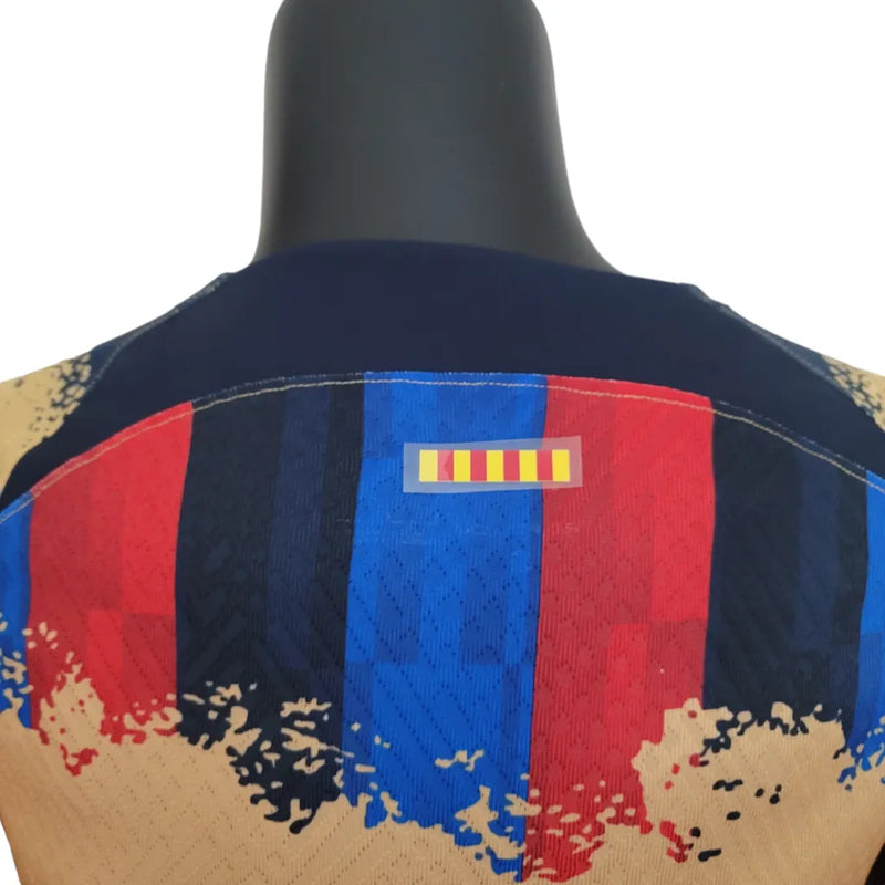 Camisa Barcelona Edição Especial 23/24 - Jogador Nike Masculina - Bege com detalhes azul e vermelho