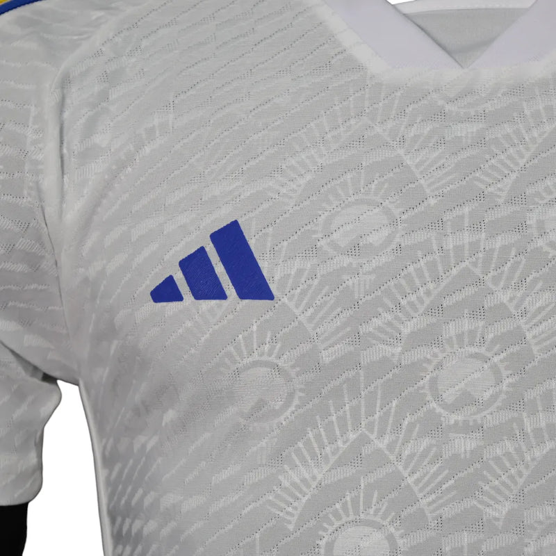 Camisa Leeds I 23/24 - Jogador Adidas Masculina - Branca com detalhes em azul e amarelo