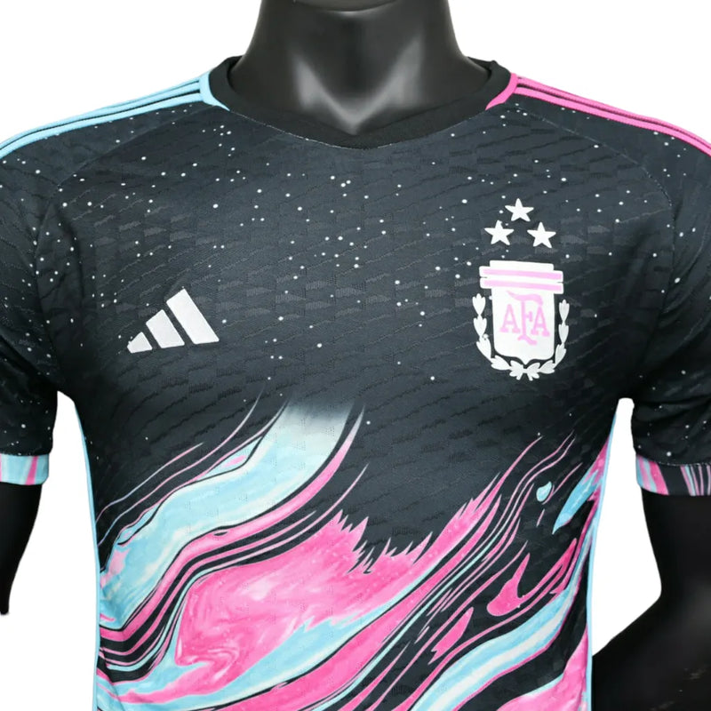 Camisa Seleção Argentina Edição Especial 23/24 - Jogador Adidas Masculina - Preta com detalhe em azul e rosa