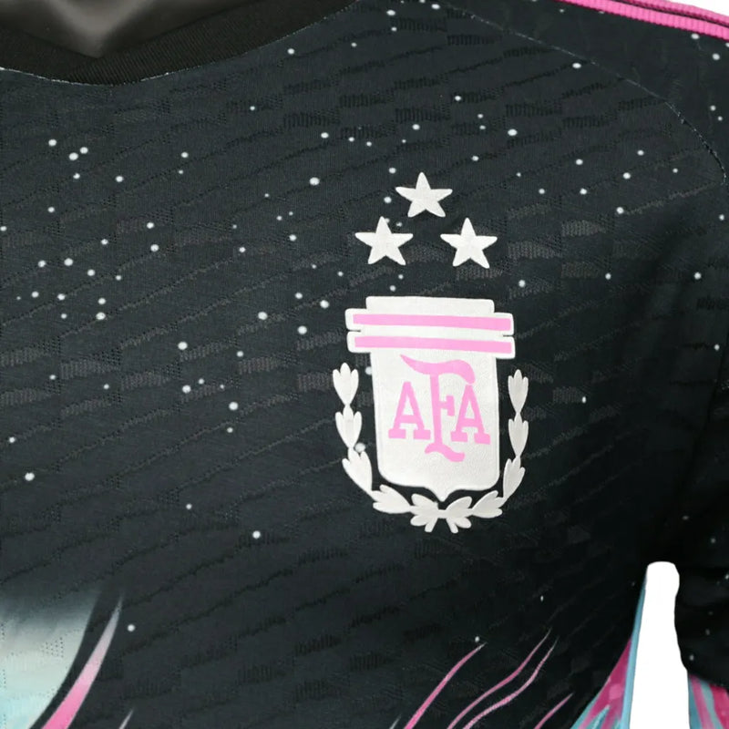 Camisa Seleção Argentina Edição Especial 23/24 - Jogador Adidas Masculina - Preta com detalhe em azul e rosa