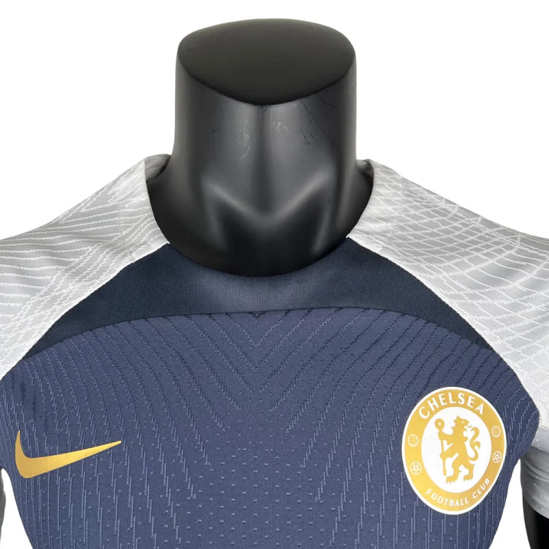 Camisa Chelsea Treino 23/24 - Jogador Nike Masculina - Azul com detalhes em branco e dourado