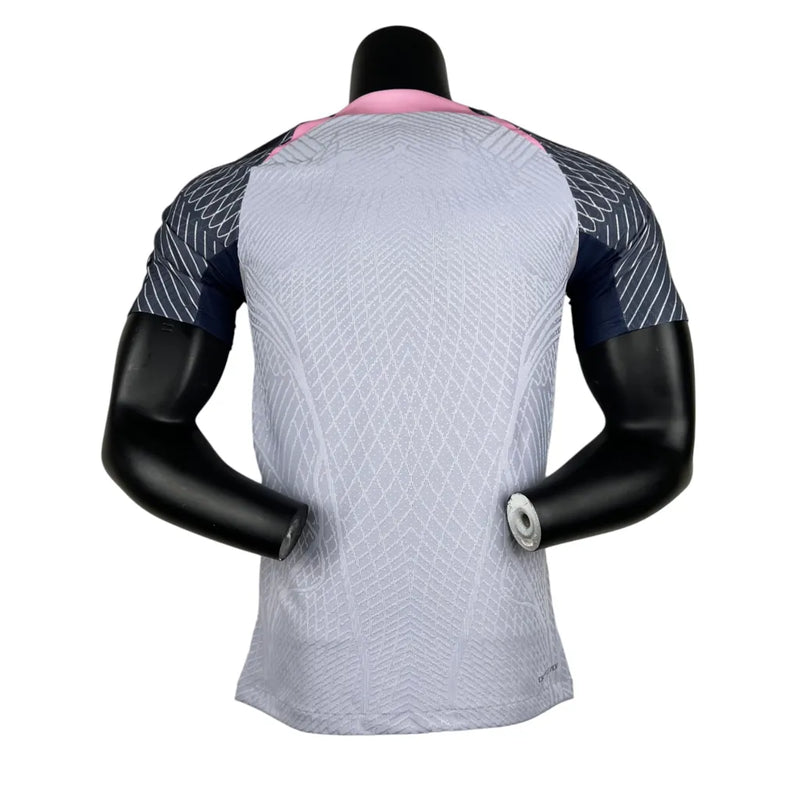 Camisa Tottenham Treino 23/24 - Jogador Nike Masculina - Cinza com detalhes em rosa e amarelo