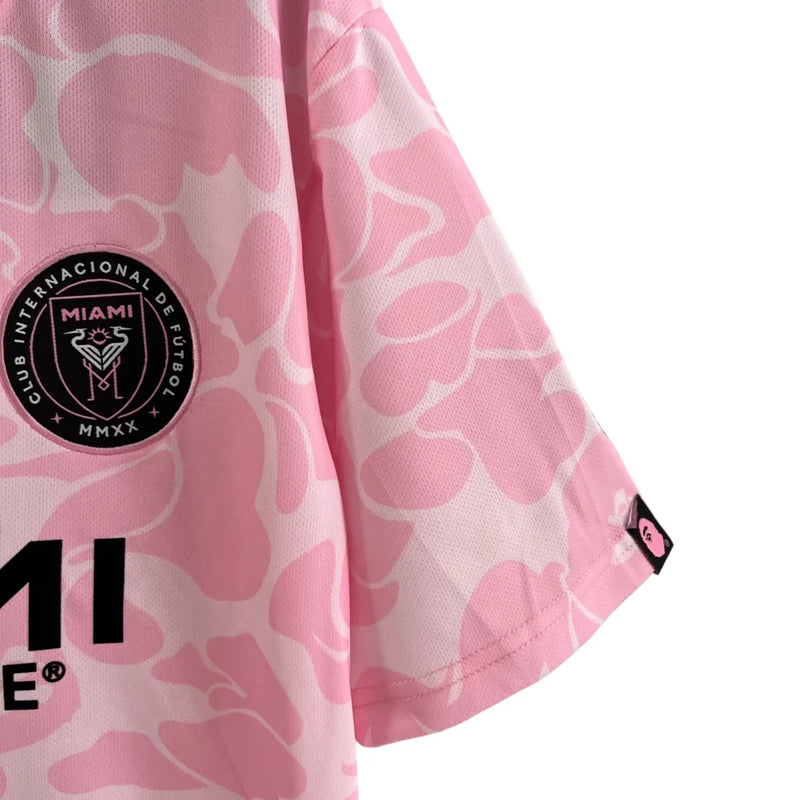 Camisa Inter Miami Edição Especial 23/24 - Torcedor Bape Feminina - Rosa com detalhes em branco