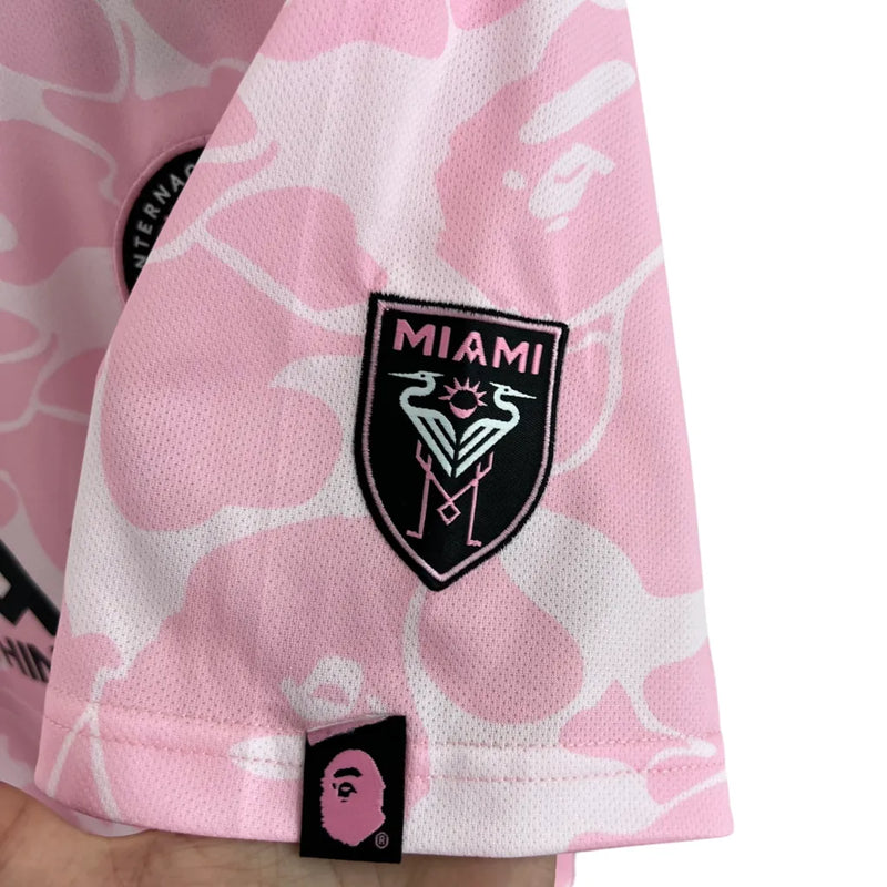 Camisa Inter Miami Edição Especial 23/24 - Torcedor Bape Feminina - Rosa com detalhes em branco