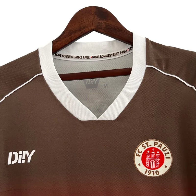 Camisa FC St Pauli I 23/24 - Torcedor Diiy Masculina - Marrom com detalhes em vermelhos e branco