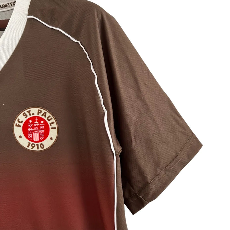 Camisa FC St Pauli I 23/24 - Torcedor Diiy Masculina - Marrom com detalhes em vermelhos e branco