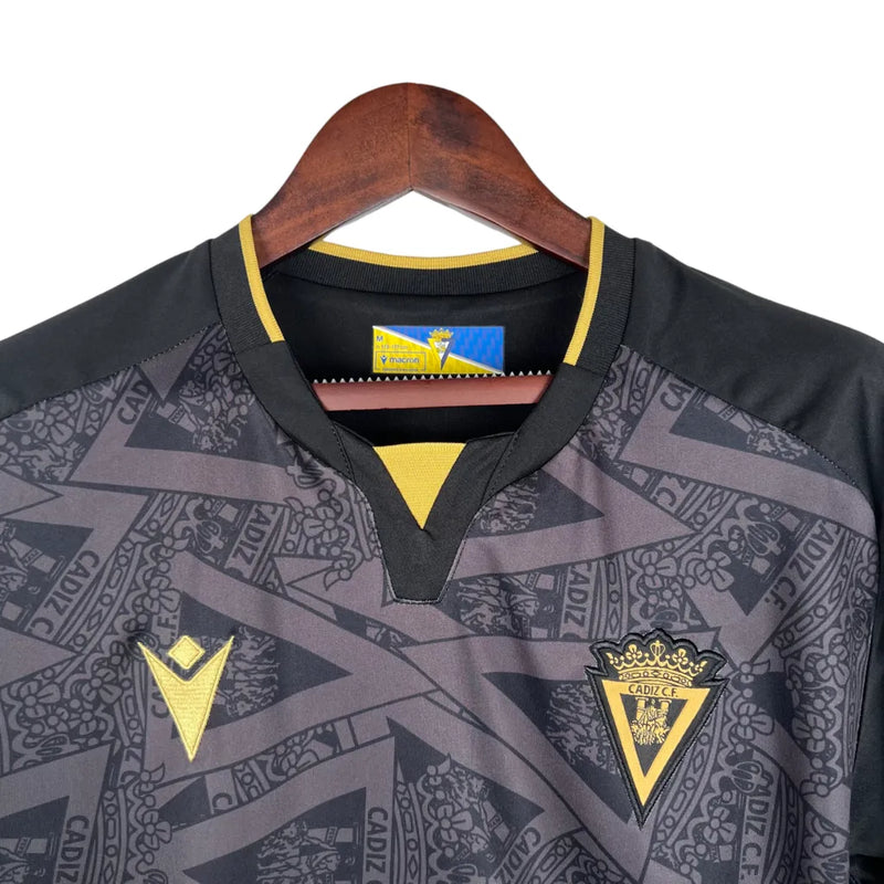 Camisa Cadiz III 23/24 - Torcedor Macron Masculina - Preta com detalhes em dourado