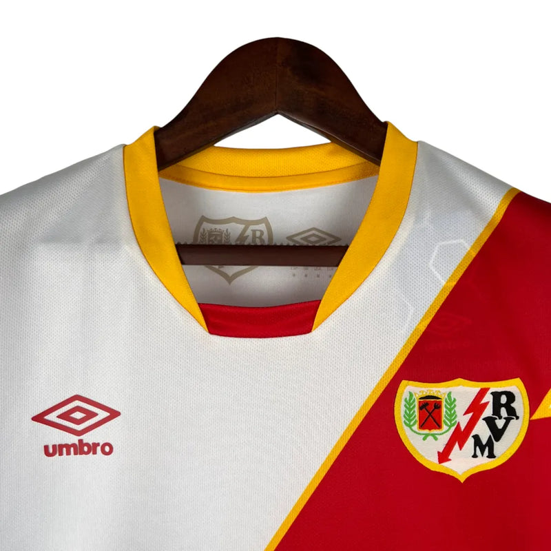 Camisa Rayo Vallecano I 23/24 - Torcedor Umbro Masculina - Branca com detalhes em vermelho e amarelo