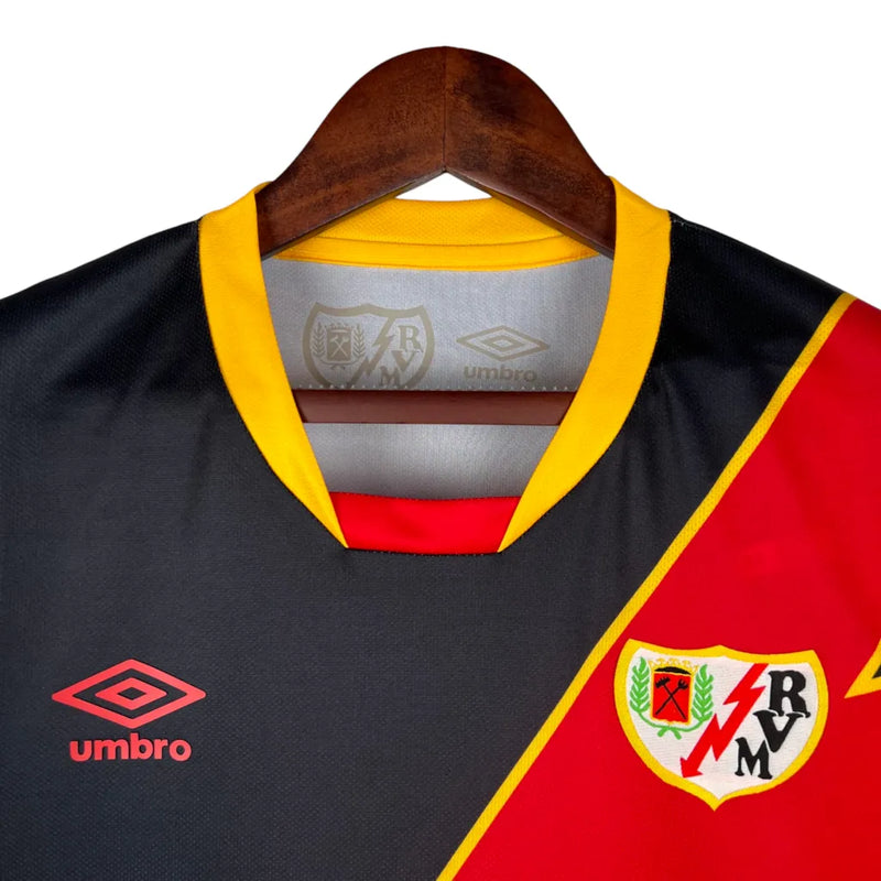 Camisa Rayo Vallecano II 23/24 - Torcedor Umbro Masculina - Preta com detalhes em vermelho e amarelo