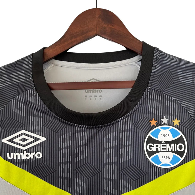 Camisa Grêmio Treino 23/24 - Torcedor Umbro Feminina - Cinza com detalhes em preto e amarelo