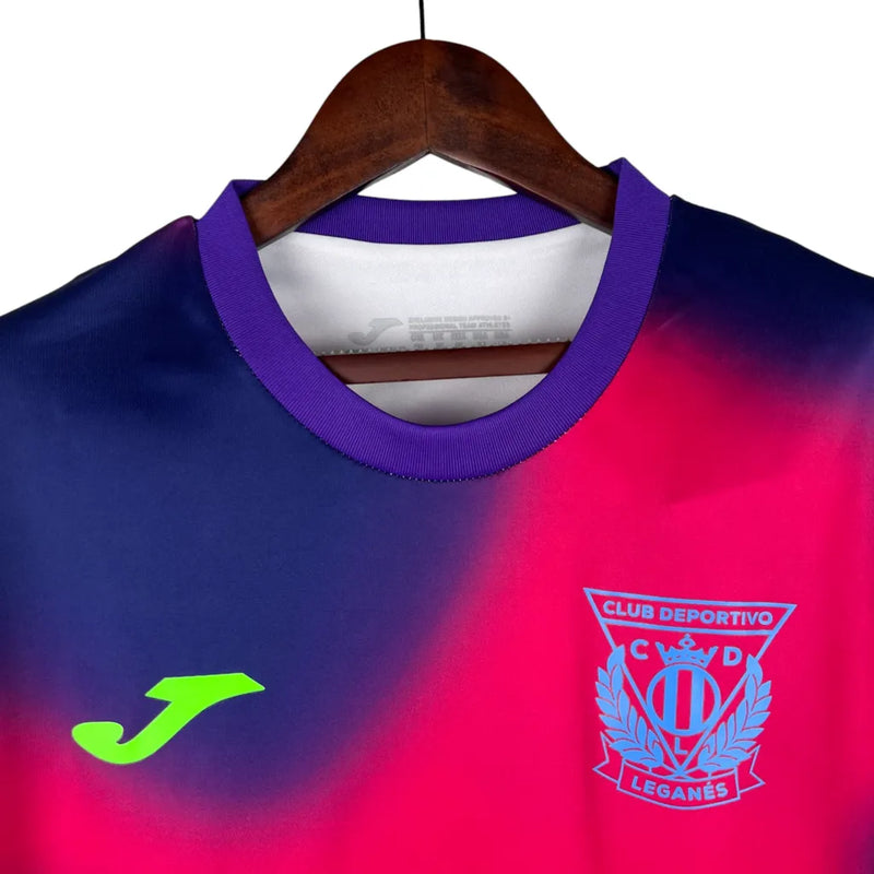 Camisa Leganés II 23/24 - Torcedor Joma Masculina - Rosa com detalhes em azul e verde