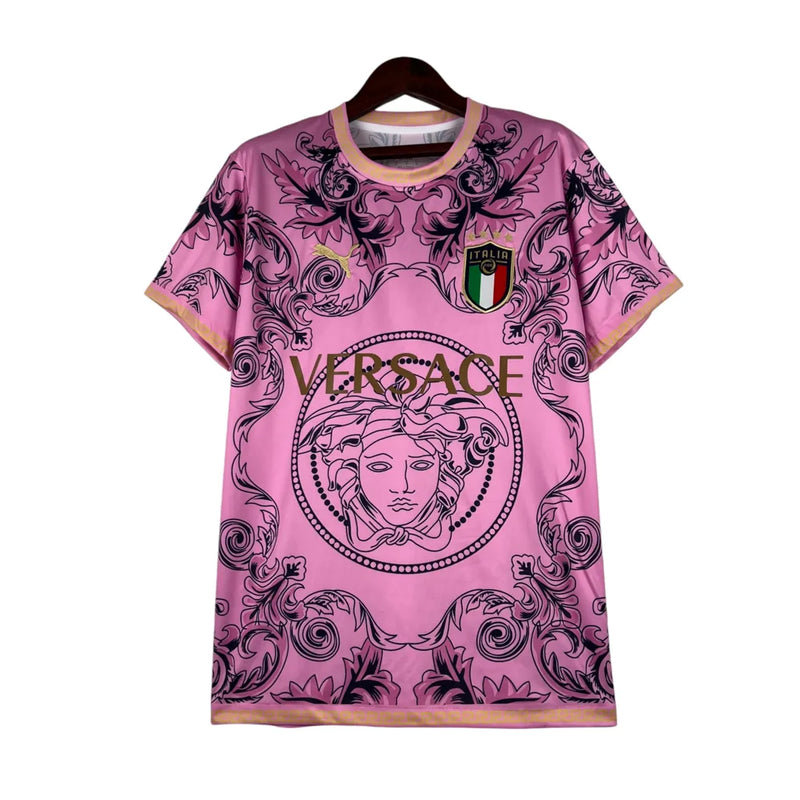 Camisa Seleção da Itália Edição especial Versace 23/24 - Torcedor Adidas Masculina - Rosa com detalhes em preto e dourado