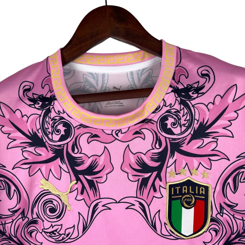 Camisa Seleção da Itália Edição especial Versace 23/24 - Torcedor Adidas Masculina - Rosa com detalhes em preto e dourado