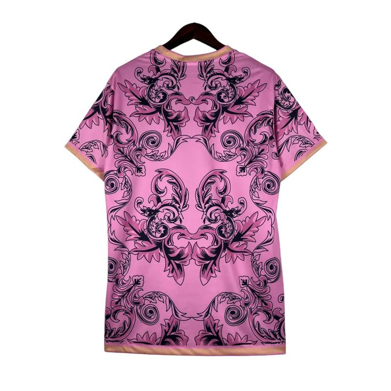 Camisa Seleção da Itália Edição especial Versace 23/24 - Torcedor Adidas Masculina - Rosa com detalhes em preto e dourado