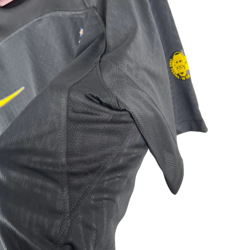 Camisa AIK Edição Especial 23/24 - Torcedor Nike Masculina - Preta com detalhes em amarelo e azul