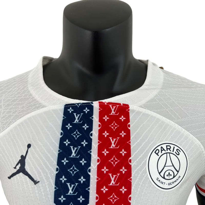 Camisa Paris Saint-Germain Edição Especial 23/24 - Jogador Jordan Masculina - Branca com detalhes em azul e vermelho