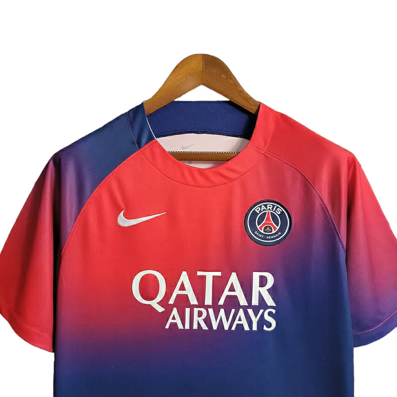 Camisa Paris Saint-Germain Treino 23/24 - Torcedor Nike Masculina - Vermelha com detalhes em azul e branco