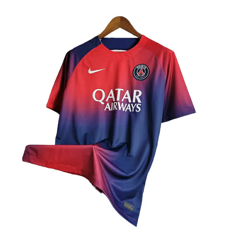 Camisa Paris Saint-Germain Treino 23/24 - Torcedor Nike Masculina - Vermelha com detalhes em azul e branco