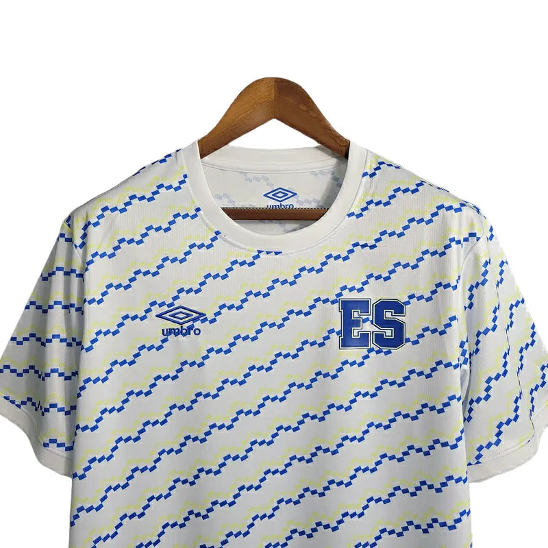 Camisa El Salvador 23/24 - Torcedor Umbro Masculina - Branca com detalhes em azul e amarelo