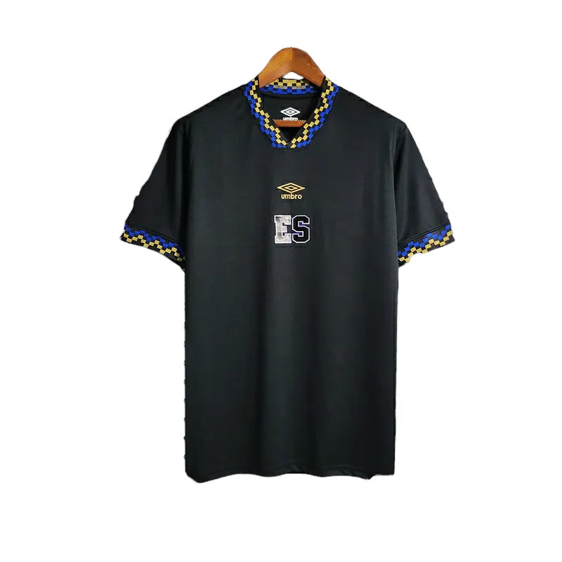 Camisa El Salvador II 23/24 - Torcedor Umbro Masculina - Preta com detalhes em azul e amarelo