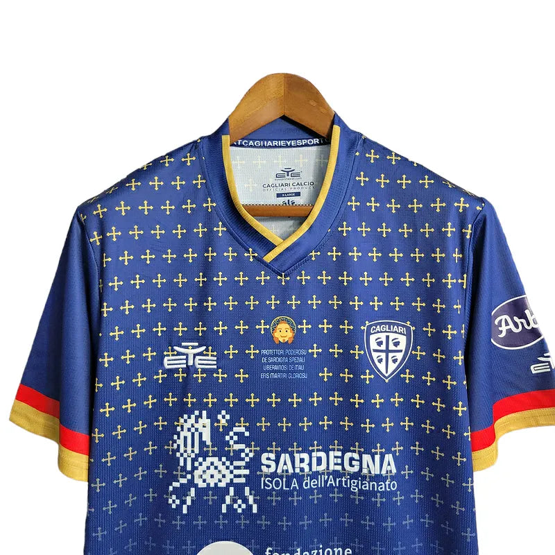 Camisa Cagliari Edição Especial 23/24 - Torcedor Eye Masculina - Azul com detalhes em amarelo e vermelho