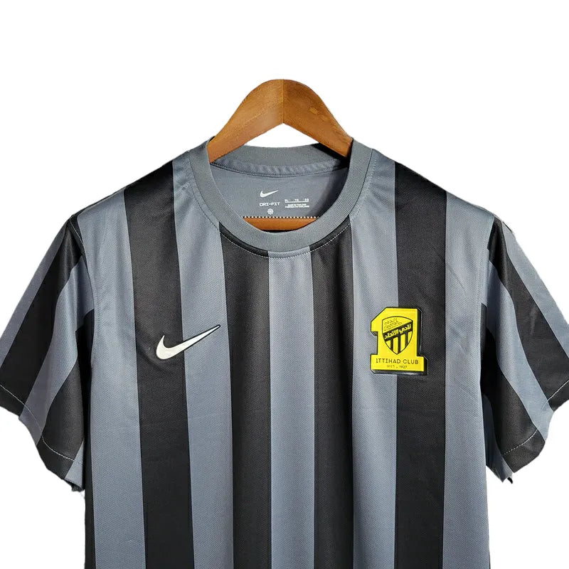 Camisa Al-Ittihad IIV 23/24 - Torcedor Nike Masculina - Cinza com detalhes em preto e amarelo