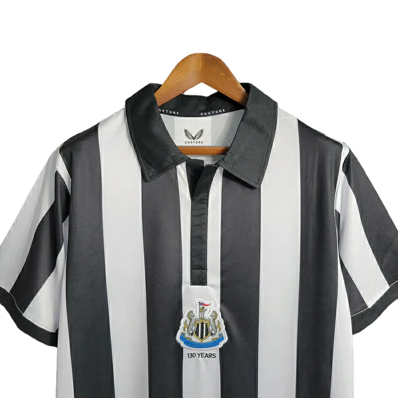 Camisa Newcastle Edição Especial Aniversario 23/24 - Torcedor Castore Masculina - Preta com detalhes em branco