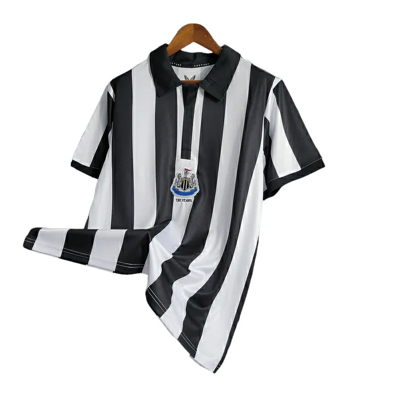 Camisa Newcastle Edição Especial Aniversario 23/24 - Torcedor Castore Masculina - Preta com detalhes em branco