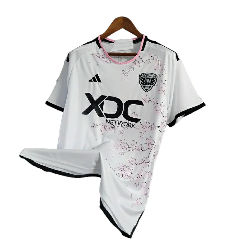 Camisa DC United Edição Especial 23/24 - Torcedor Adidas Masculina - Branca com detalhes em preto e rosa