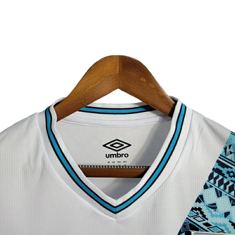 Camisa Seleção Guatemala I 23/24 - Torcedor Umbro Masculina - Branca com detalhes em azul e preto