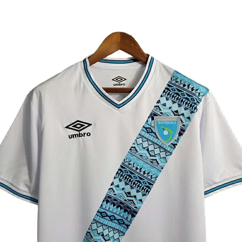 Camisa Seleção Guatemala I 23/24 - Torcedor Umbro Masculina - Branca com detalhes em azul e preto