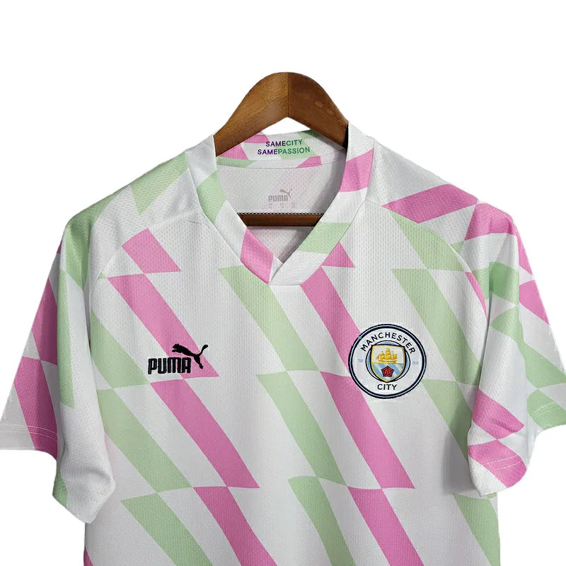 Camisa Manchester City Treino 23/24 - Torcedor Puma Masculina - Branca com detalhes em verde e rosa