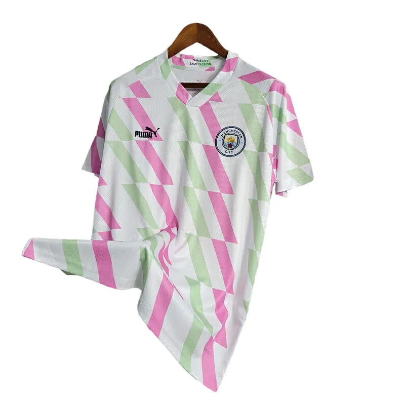 Camisa Manchester City Treino 23/24 - Torcedor Puma Masculina - Branca com detalhes em verde e rosa