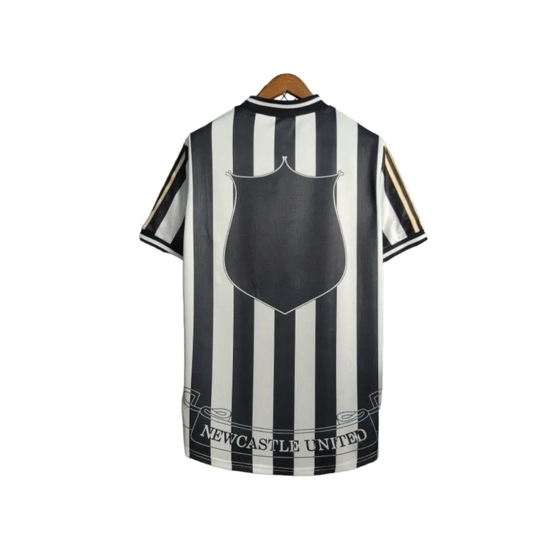 Camisa Newcastle United I Retrô 95/97 - Adidas Masculina - Branca com listras pretas e detalhes em amarelo