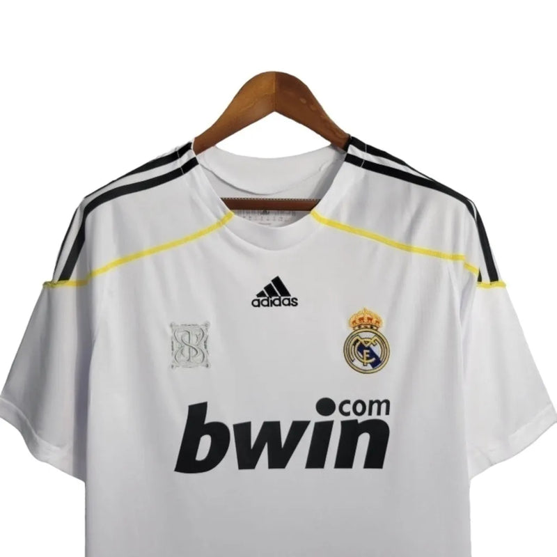 Camisa Retrô Real Madrid I 09/10 - Masculina Adidas - Branca com detalhes em preto e amarelo