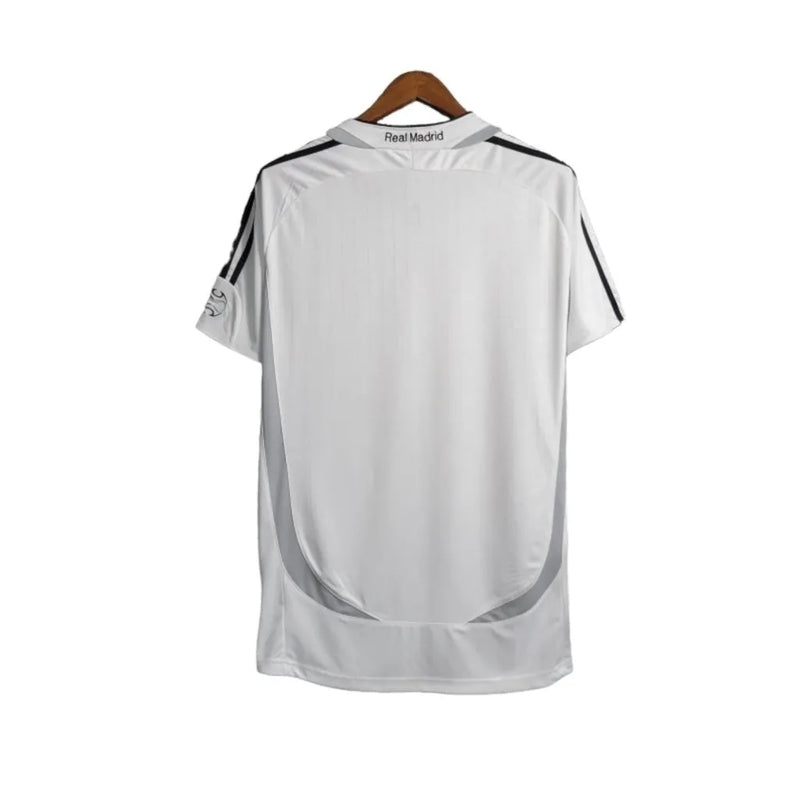 Camisa Retrô Real Madrid I 06/07 - Masculina Adidas - Branca com detalhes em preto e cinza