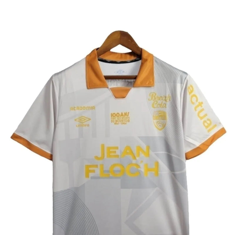 Camisa Lorient Edição especial Aniversário de 100 anos 24/25 - Torcedor Umbro Masculina - Branca com detalhes em amarelo