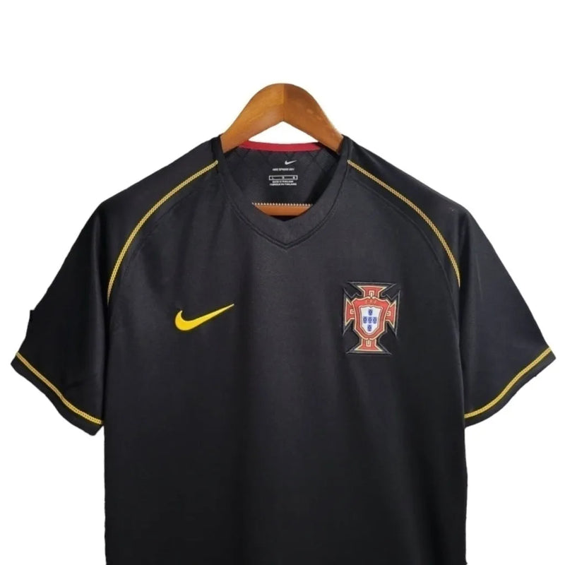 Camisa Retrô Seleção de Portugal II 2006 - Nike Masculina - Preta com detalhes em amarelo