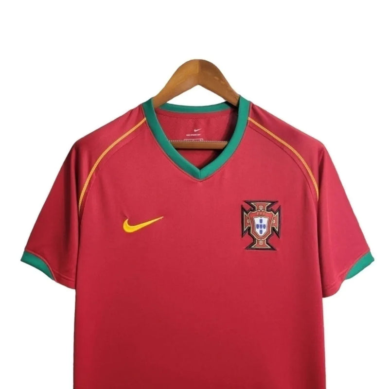 Camisa Retrô Seleção de Portugal I 2006 - Nike Masculina - Vermelha com detalhes em amarelo e verde