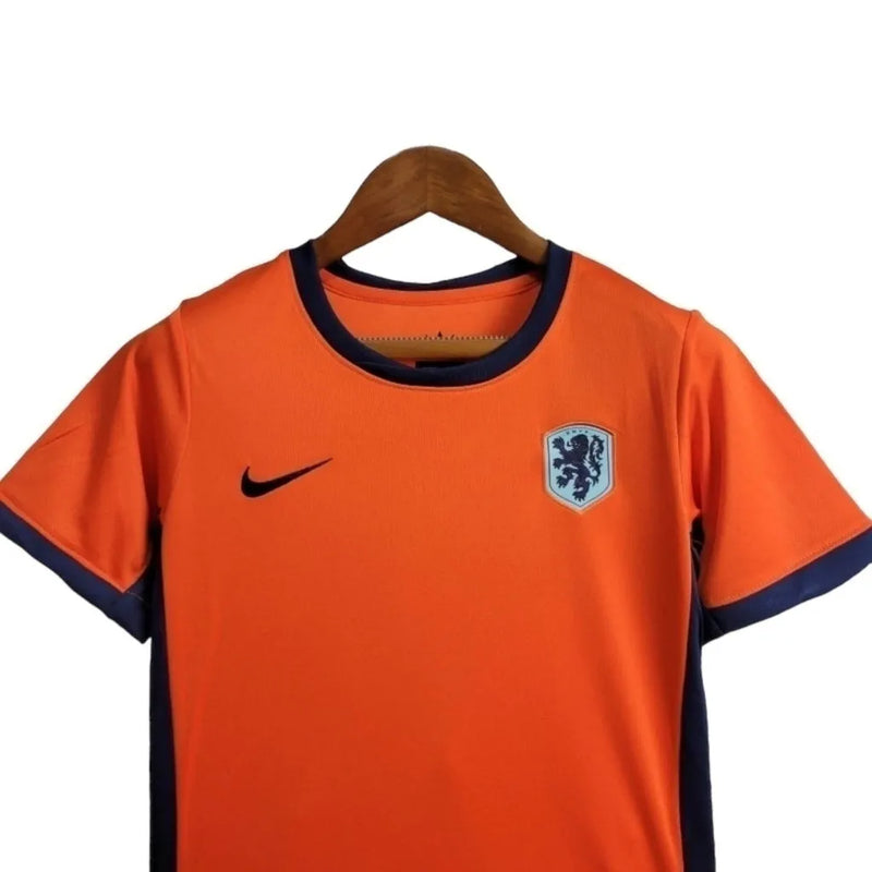 Kit Infantil Seleção da Holanda I 24/25 - Nike - Laranja com detalhes em azul